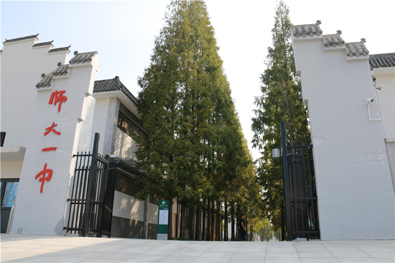 校门口.jpg