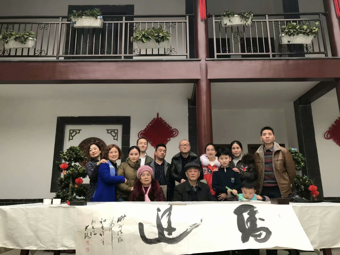 初二11班邱青越全家福.jpg